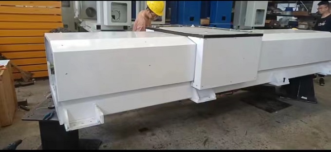 定制封閉式機器人行走地軌，調(diào)試地軌的運行速度和穩(wěn)定性